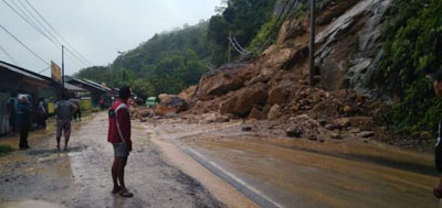 Hujan Akibatkan Longsor di Jalan Riau-Sumbar